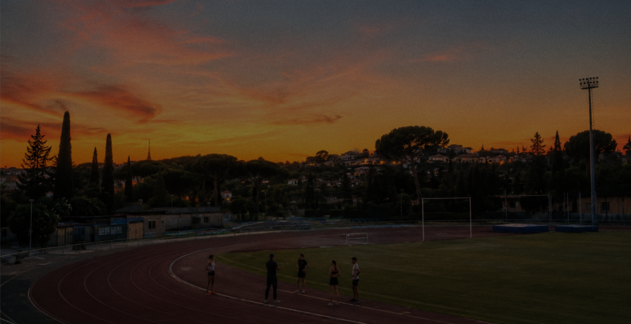 Terrain d'athlétisme au coucher du soleil
